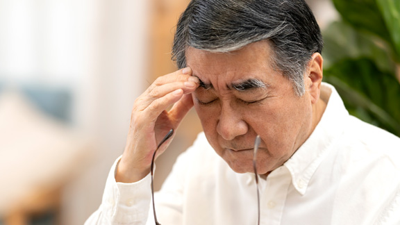 顔に走る耐えられない痛み、その正体は神経の異常かもしれません