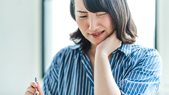 「口が開かない、音が鳴る…そのあごの不調、実は“顎関節症”かもしれません」
〜日本人の2人に1人が経験する“あごのSOS”とは？〜
