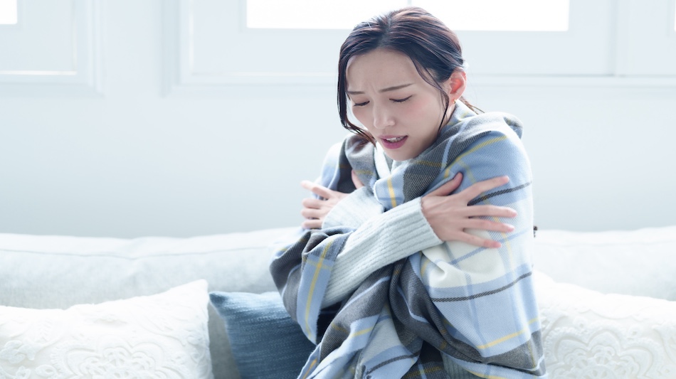 布団に入っても足が冷たい…冷えが眠りを妨げる理由とは？